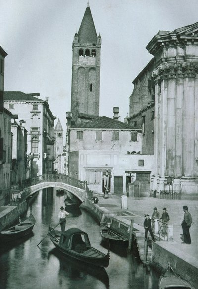 Blick auf den Canale San Barnaba mit dem Glockenturm der Kirche San Barnaba von Italian Photographer